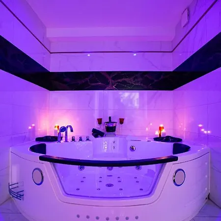 Art & Luxury Bedroom At The Heart Historical Center