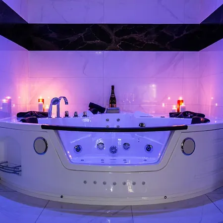 Art & Luxury Bedroom At The Heart Historical Center