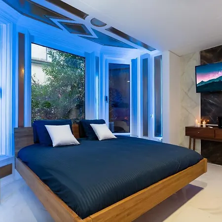 Art & Luxury Bedroom At The Heart Historical Center