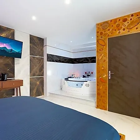 Art & Luxury Bedroom At The Heart Historical Center Mylhúzy