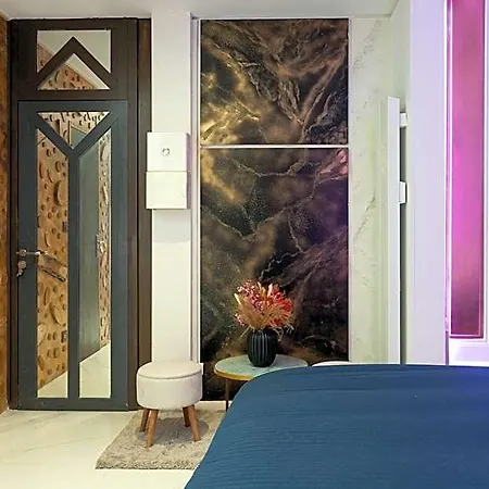 Art & Luxury Bedroom At The Heart Historical Center Hodinový hotel *