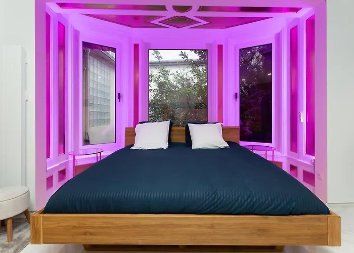 Отель для свиданий Art & Luxury Bedroom At The Heart Historical Center Мюлуз