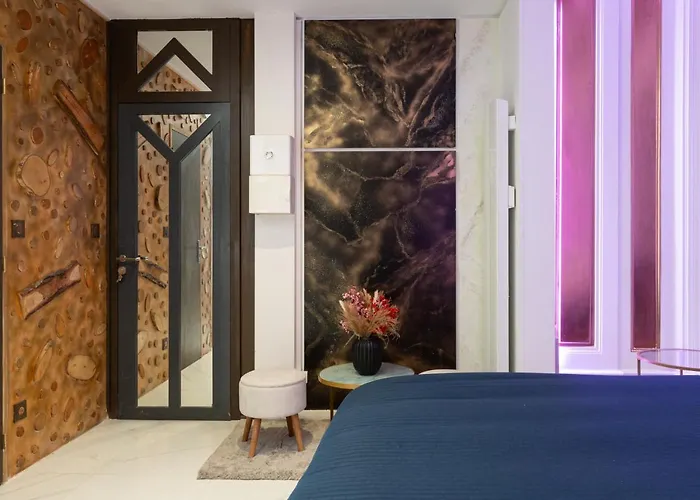 Отель для свиданий Art & Luxury Bedroom At The Heart Historical Center Мюлуз