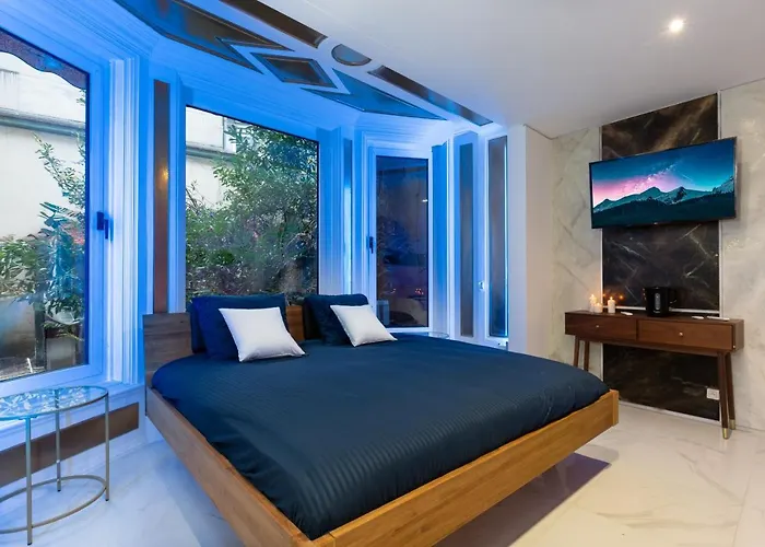 Art & Luxury Bedroom At The Heart Historical Center
